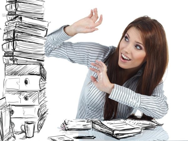 Девушка с документами