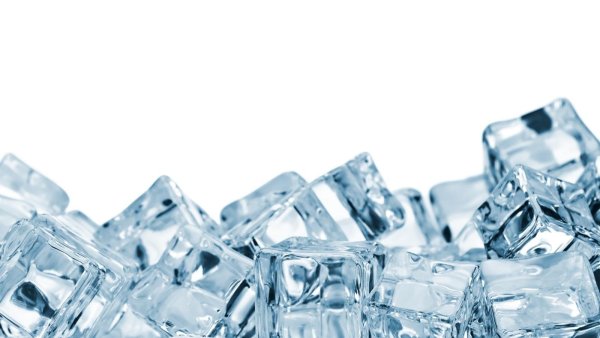 Кубики льда на белом фоне
