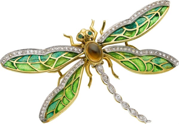 Бижутерия на белом фоне