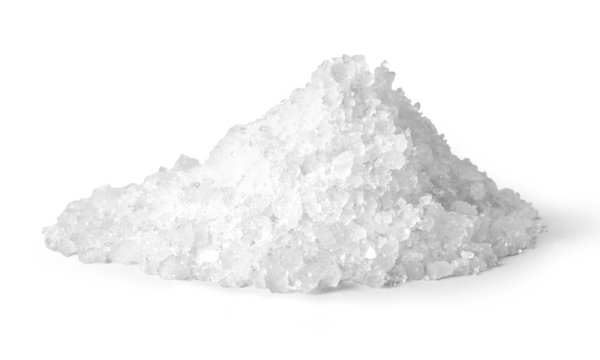 Горка соли на белом фоне
