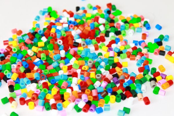 Бисер на белом фоне