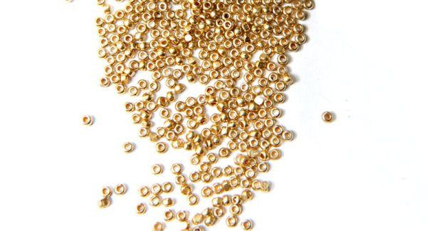 Золотой бисер на прозрачном фоне
