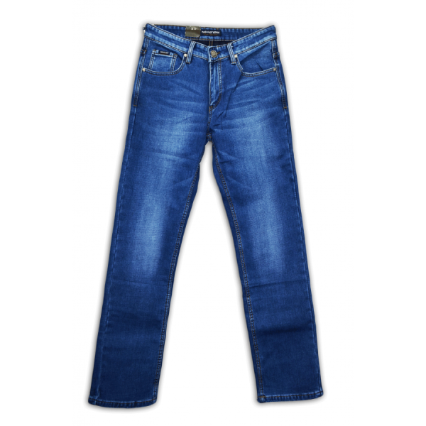 Джинсы на белом фоне