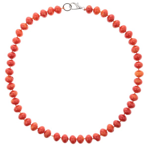 Бусы на белом фоне