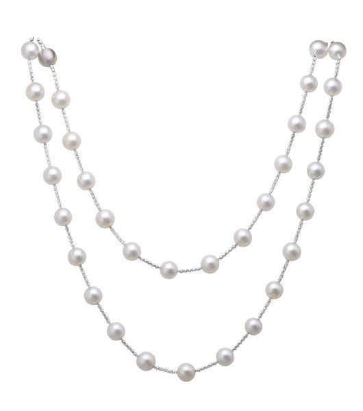 Бусы из жемчуга на прозрачном фоне