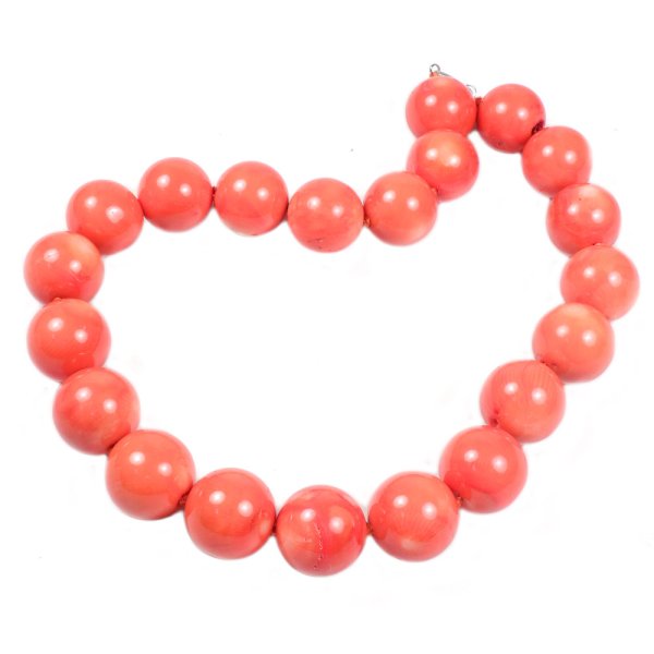 Бусы на белом фоне