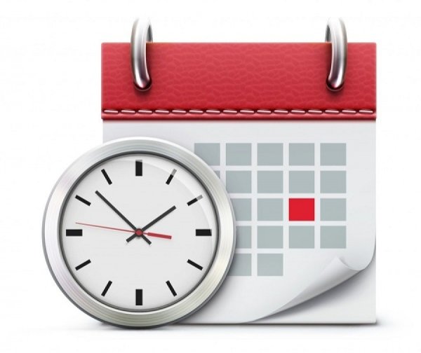 Календарь и часы на белом фоне