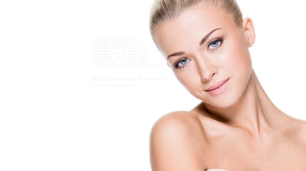 Лицо девушки на белом фоне