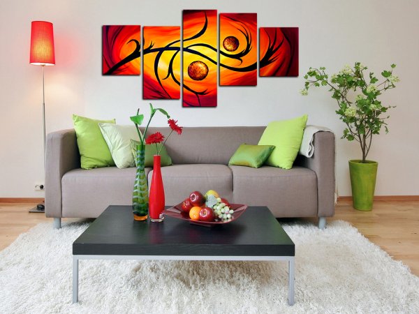 Яркий диван в интерьере гостиной