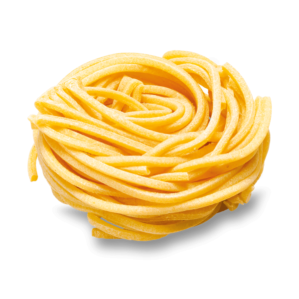 Макаронные изделия на белом фоне