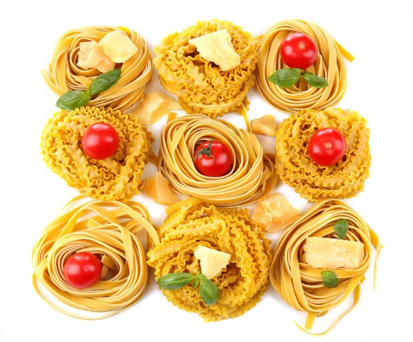 Макароны с сыром на белом фоне