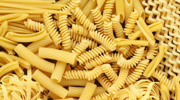 Макароны с сыром на белом фоне