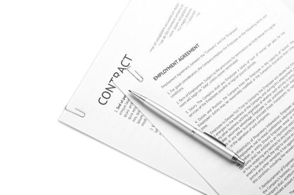 Подписание договора на белом фоне