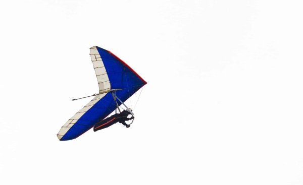 Дельтаплан на прозрачном фоне