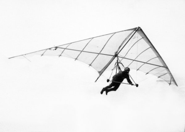 Дельтаплан на белом фоне