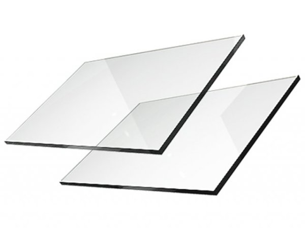 Прозрачное стекло на белом фоне