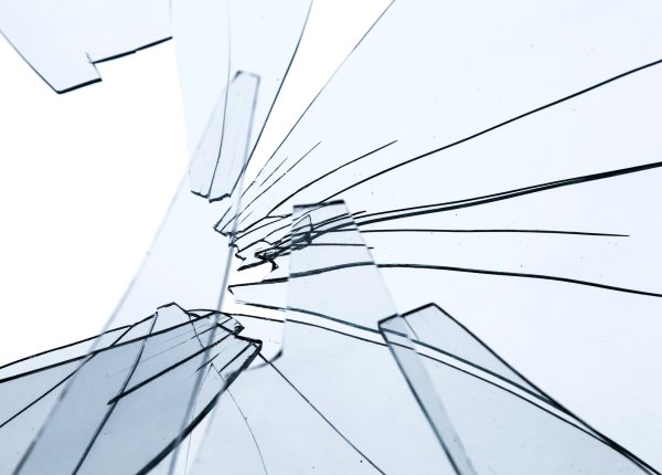 Нарисованное стекло на белом фоне