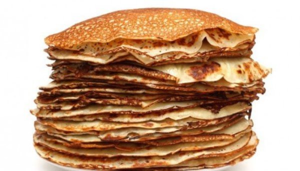 Стопка блинов на тарелке