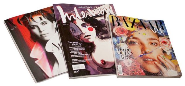 Модный журнал лежит на столе