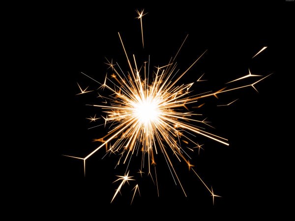 Бенгальский огонь на черном фоне