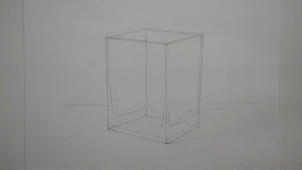 Стеклянный куб карандашом