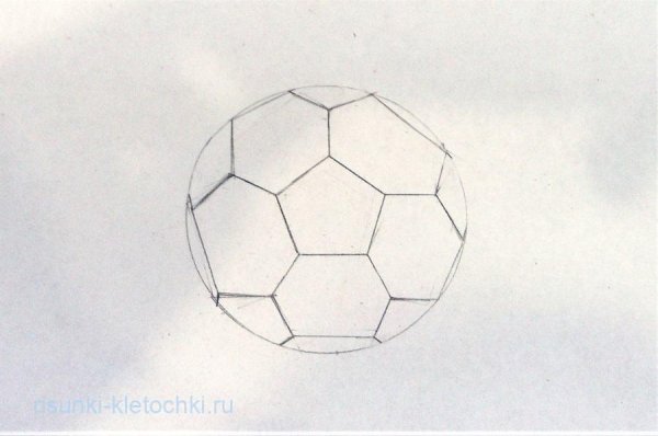 Футбольный мяч карандашом