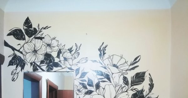 Цветы на стене маркером