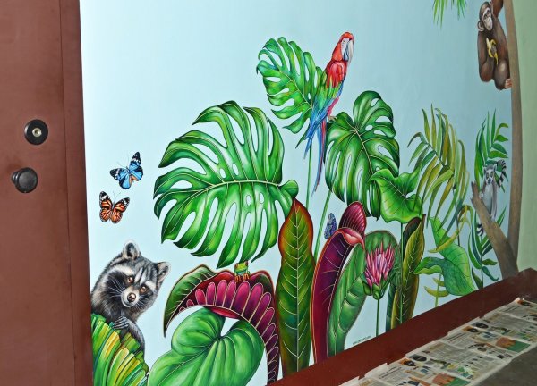 Украшение стен в подъезде