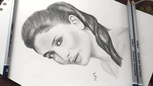 Портрет Карины кросс карандашом