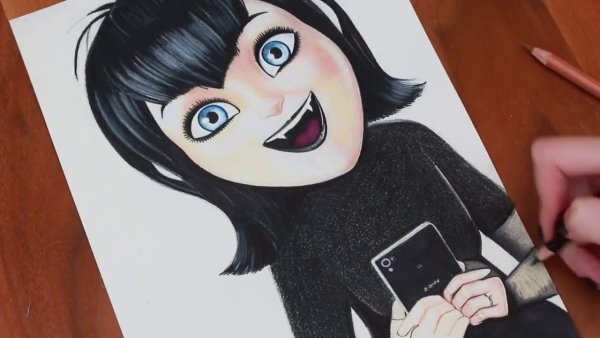 Мейвис Дракула карандашом