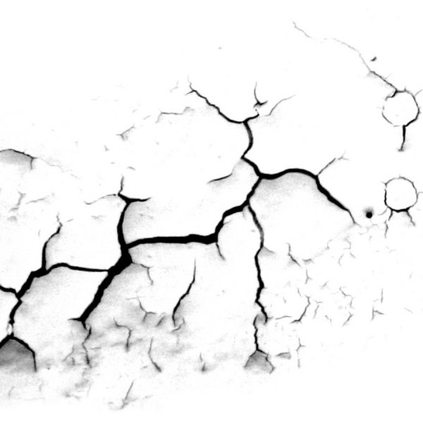 Трещины на белом фоне