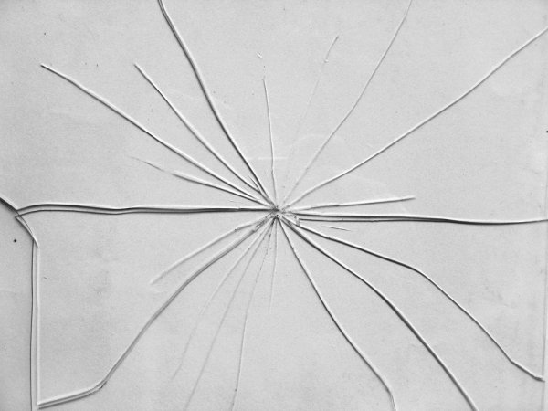 Разбитое стекло карандашом