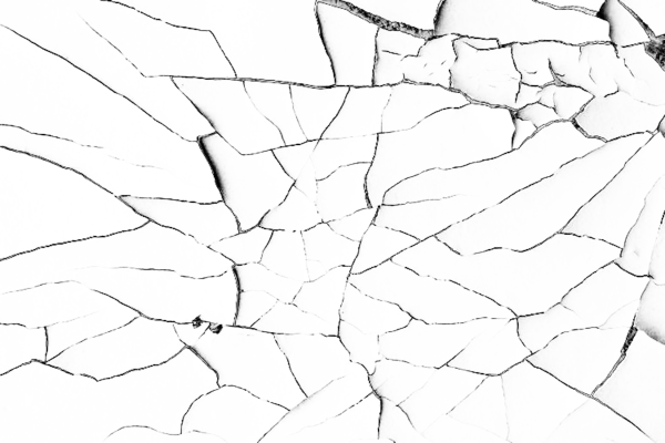 Трещины на белом фоне