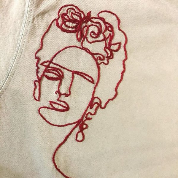 Контурная вышивка на футболках