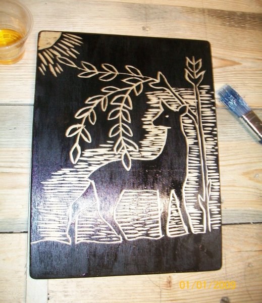 Контурная резьба по дереву на черном фоне