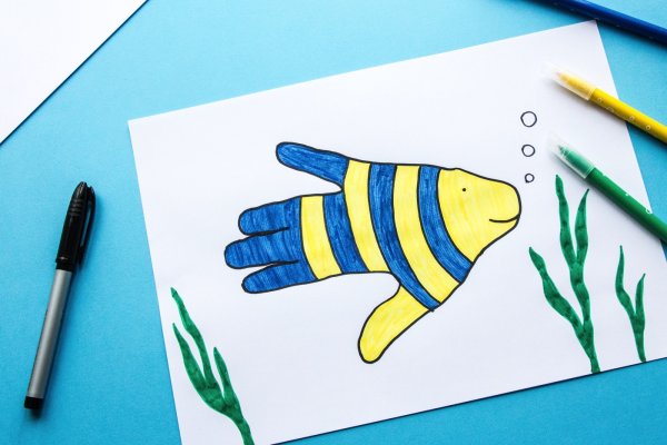 Рыбка из ладони рисование