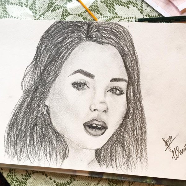 Анна кошмал портрет карандашом