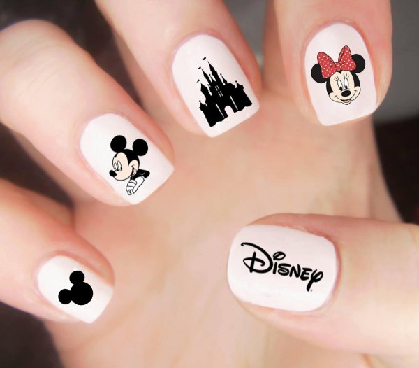 Маникюр на короткие ногти с наклейками Микки Маус