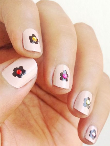 Легкий прикольный маникюр на короткие ногти