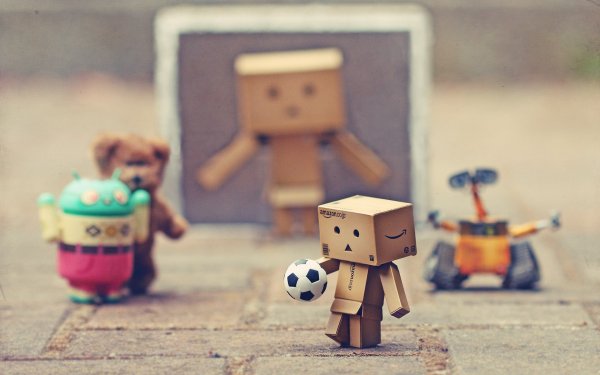 Картонный робот Danbo