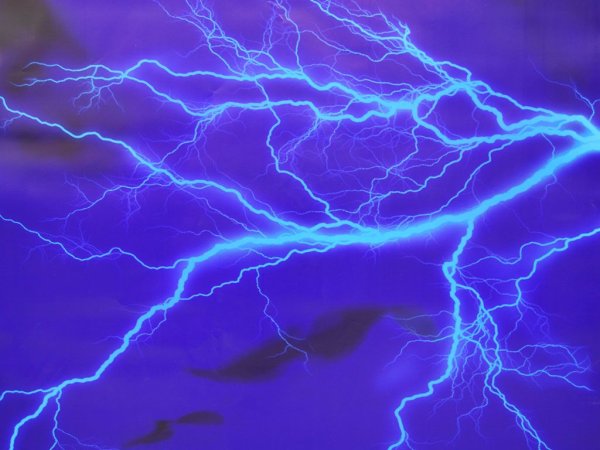 Молния голубого цвета