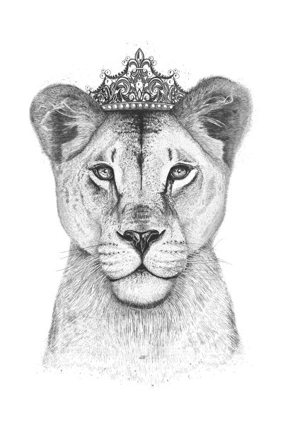 Львица с короной на голове