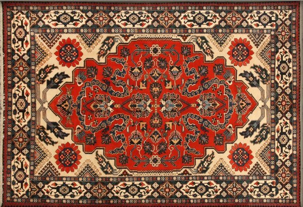Ковер красный с узорами