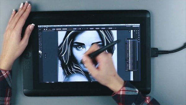 Девушка с графическим планшетом