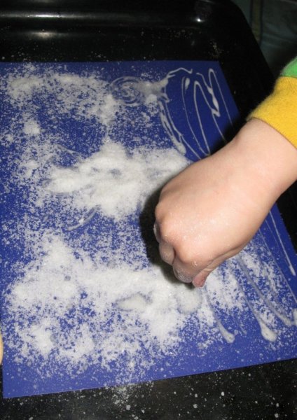 Рисование солью и клеем