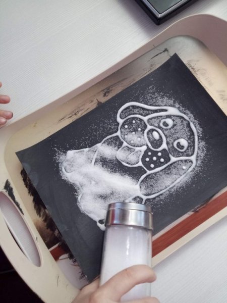 Рисунки солью на столе