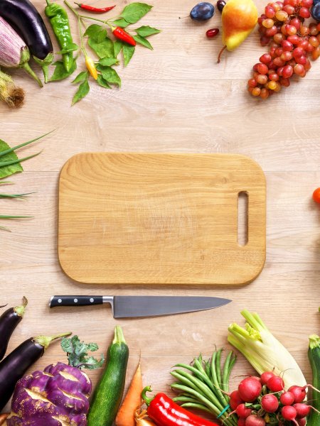 Разделочная доска с овощами