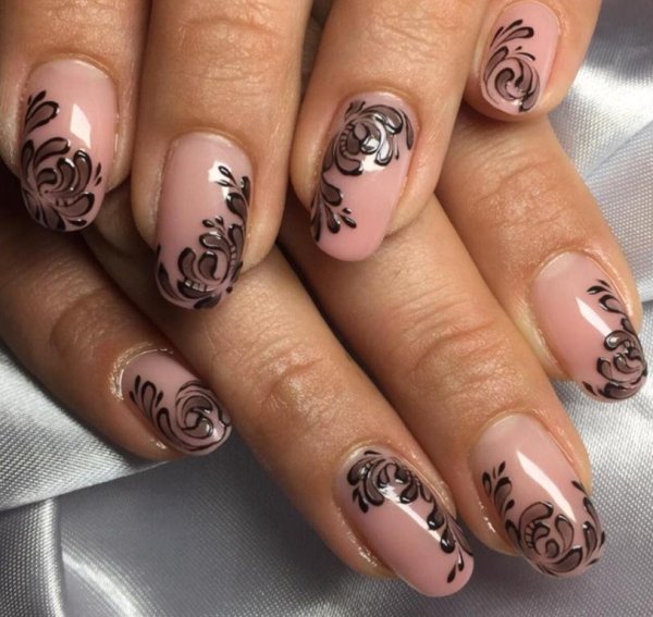 Бежевый маникюр с узором