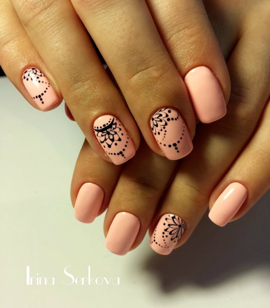Нежный маникюр с узорами