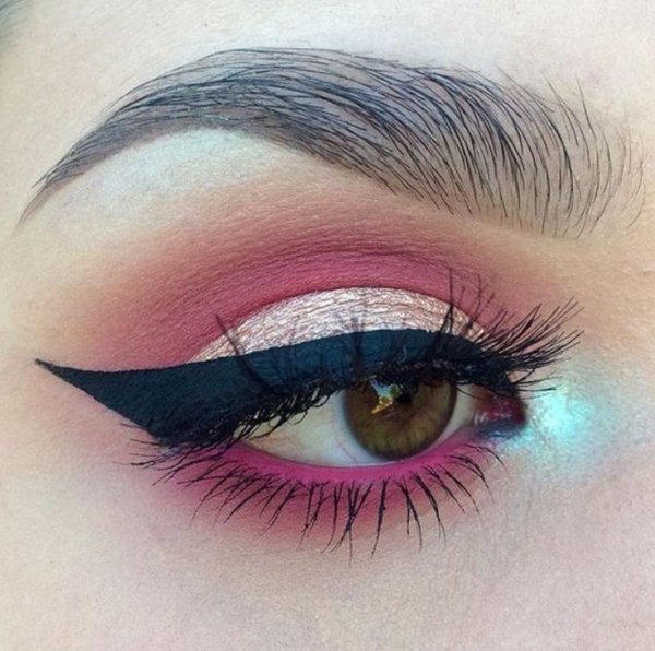 Необычный макияж глаз со стрелками